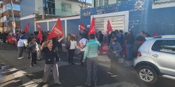 Trabajadores del sector educación protestan en la UGEL Sur por suspensión del proceso de rotación