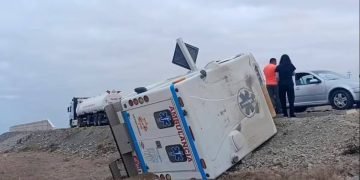 Ambulancia del Minsa se vuelca y deja dos heridas