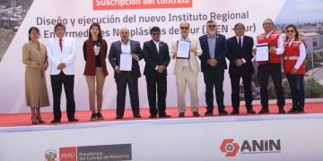 Firman contrato para la construcción del nuevo IREN Sur en Arequipa