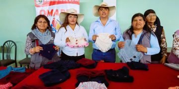 Personas con discapacidad elaboran cuelleras y adornos navideños en taller inclusivo de La Joya