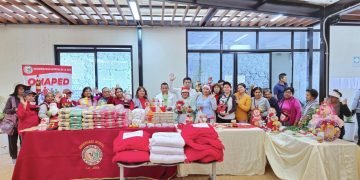 Personas con discapacidad elaboran manualidades navideñas para promover inclusión