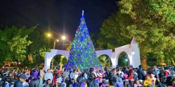 La Joya: Encendido de árboles navideños congrega a cientos de familias en El Triunfo