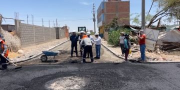 Supervisan vaciado de carpeta asfáltica en la asociación Jesús de Nazareno de San Camilo